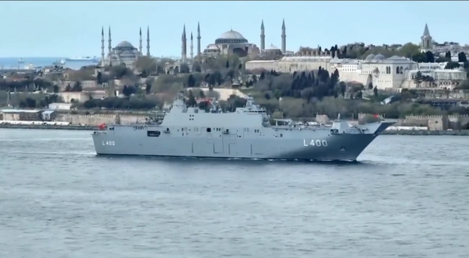 İstanbul Boğazı'nda Görkemli Bir Gösteri: 100. Yılda 100 Savaş Gemisiyle Unutulmaz Bir Geçit Töreni