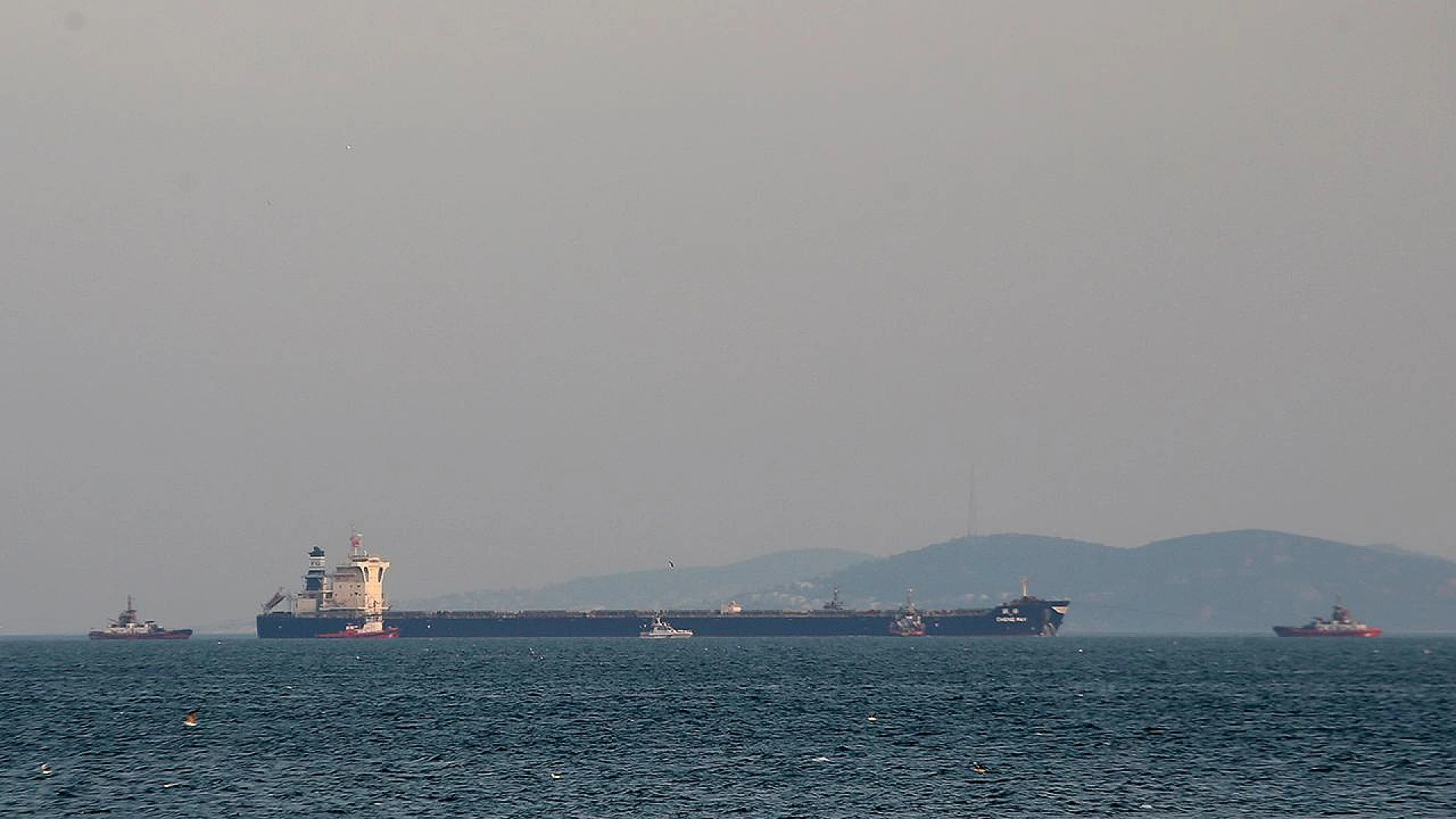 İstanbul Boğazı, yeniden gemi trafiğine açıldı.