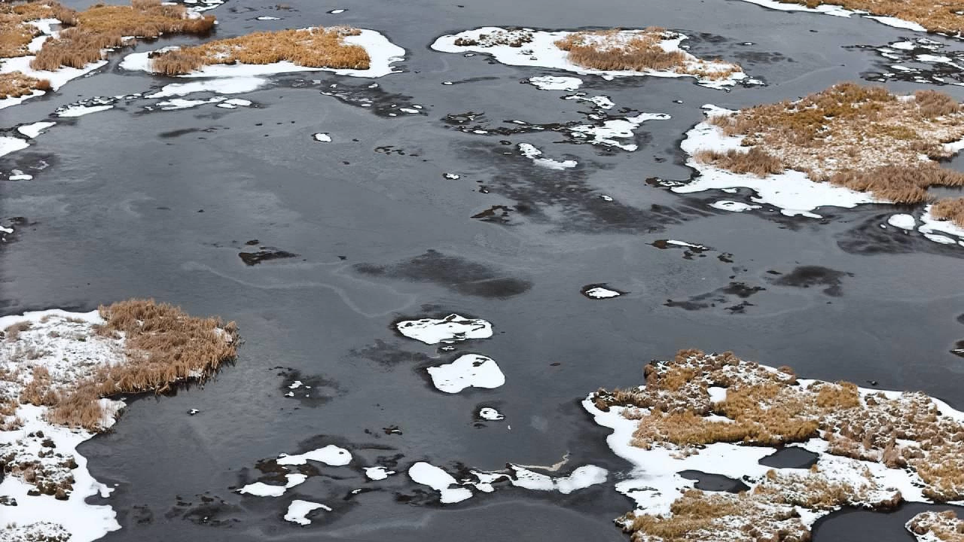 Kars'ta, 2 bin 237 rakımdaki Çalı Gölü'nün büyük bir kısmı buzla örtüldü.