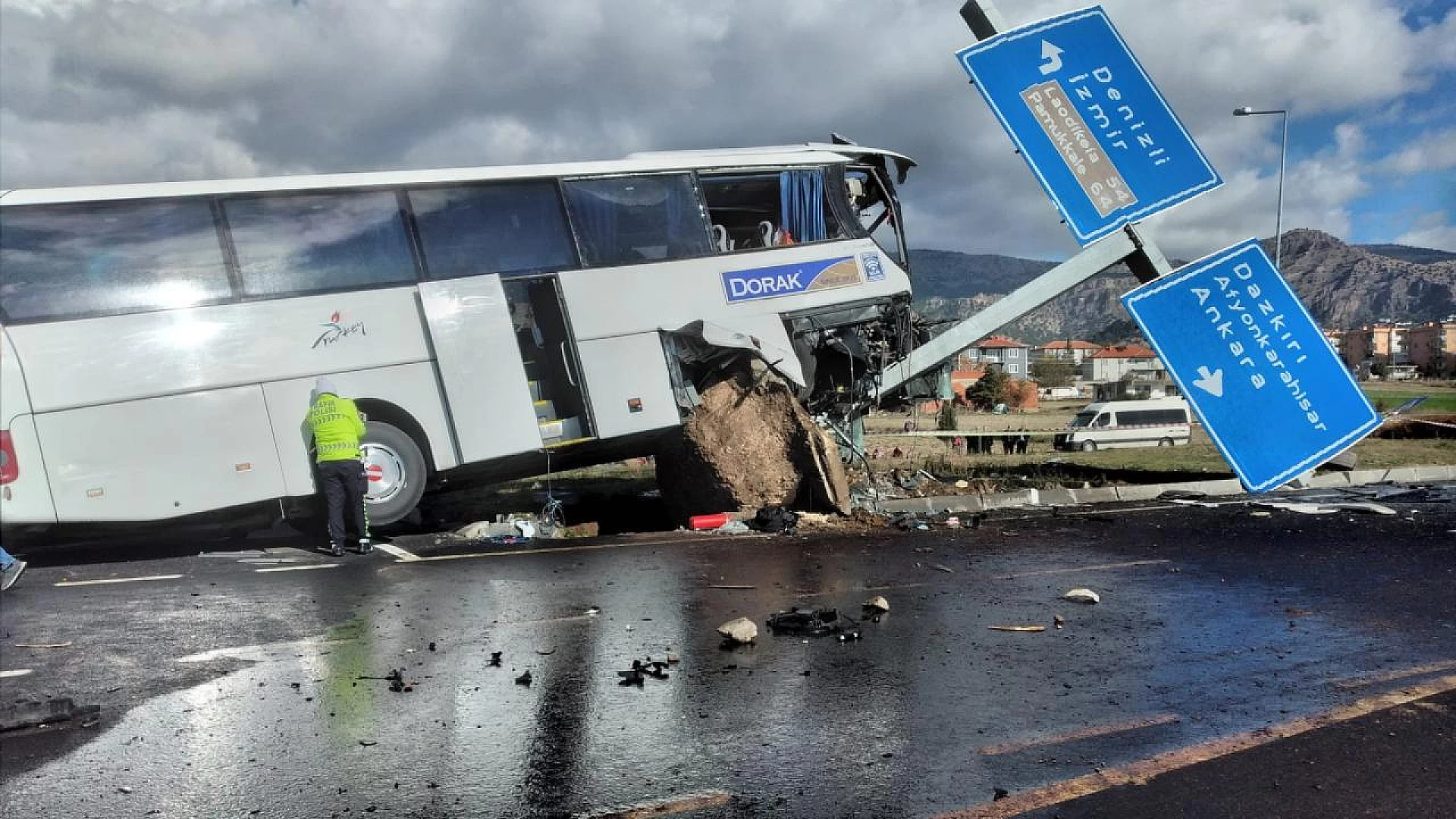 Çardak’ta korkunç otobüs kazası