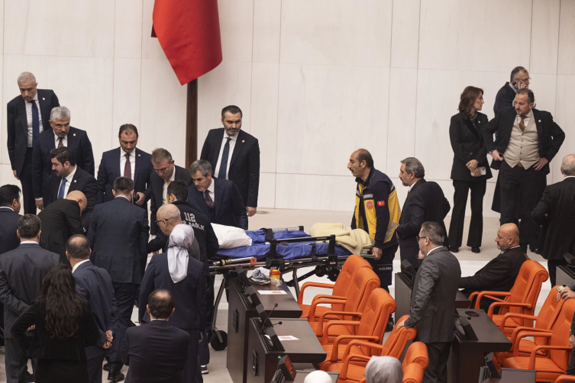 Saadet Partili Bitmez Meclis kürsüsünde yere yığıldı