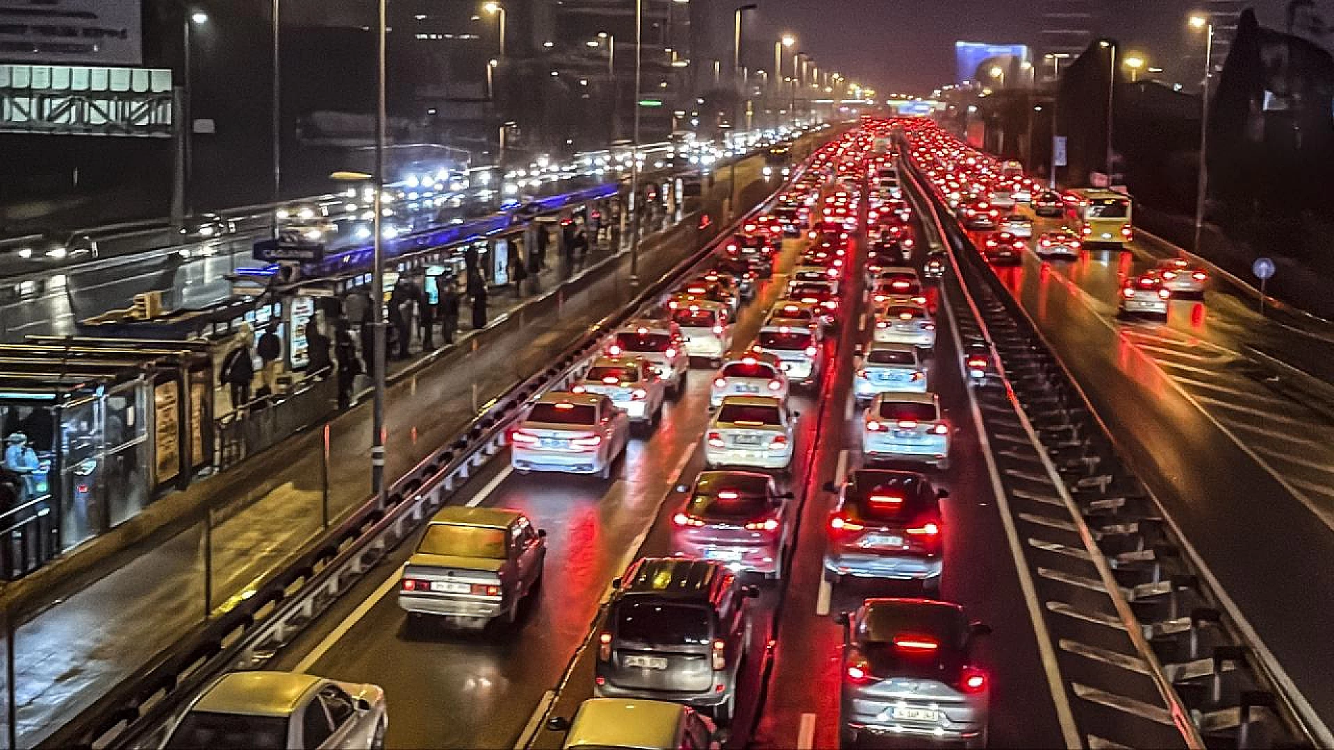 İstanbul'daki sağanak trafiği olumsuz etkiledi