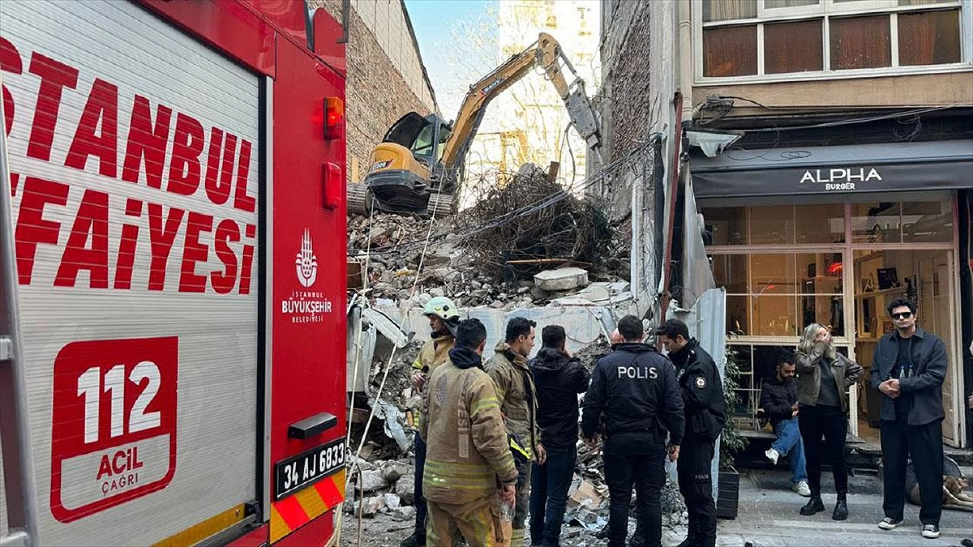 Kadıköy'de bir işçi çöken binanın altında kaldı