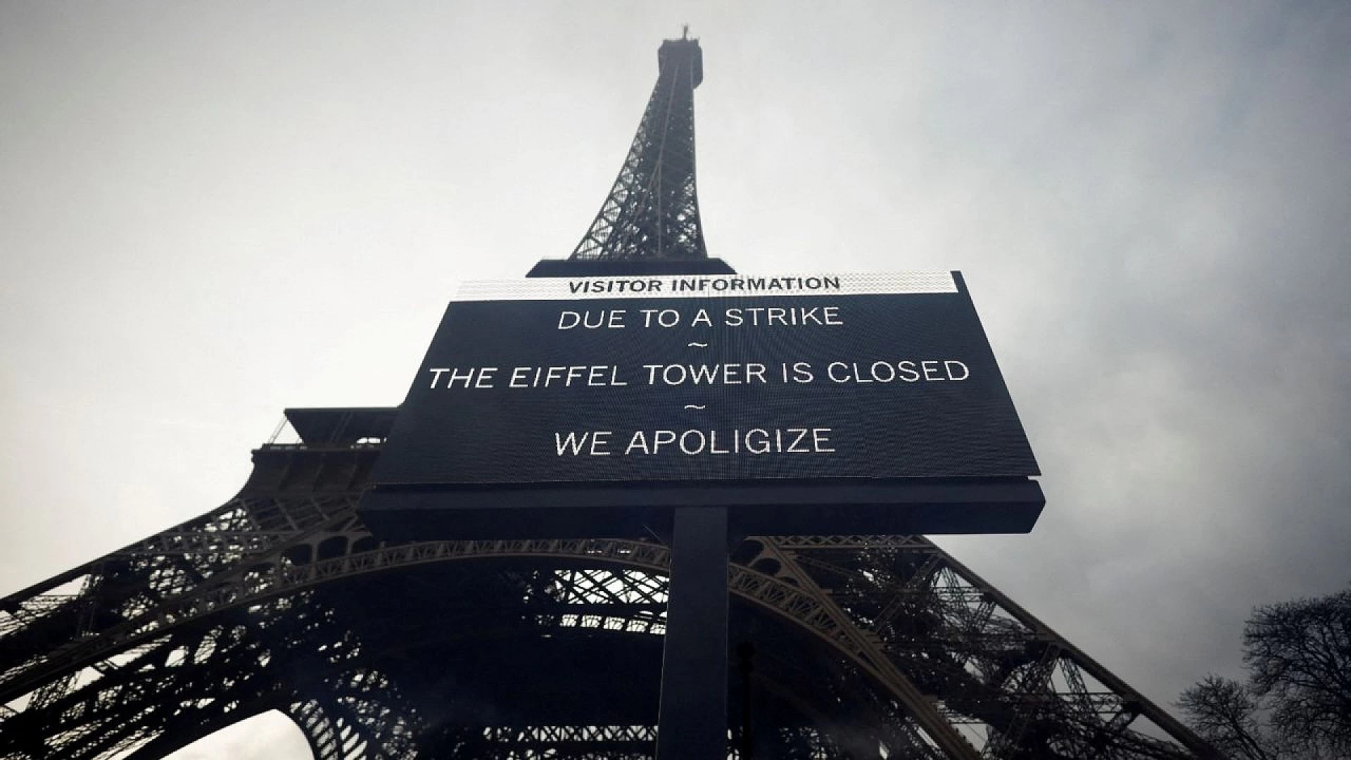 Eyfel Kulesi ziyarete kapatıldı