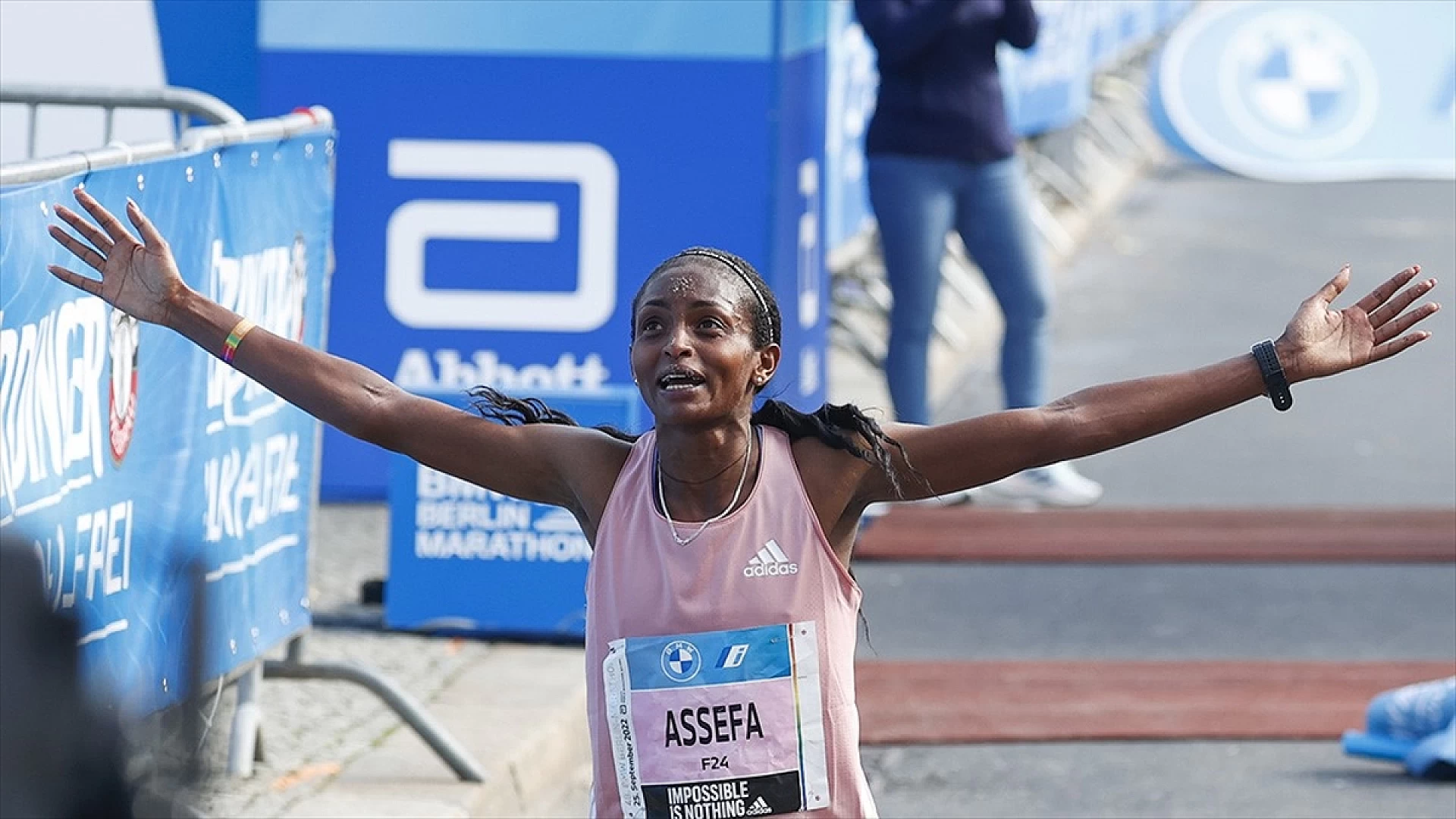 Tigist Assefa, Berlin Maratonu'nda kadınlar dünya rekorunu kırdı